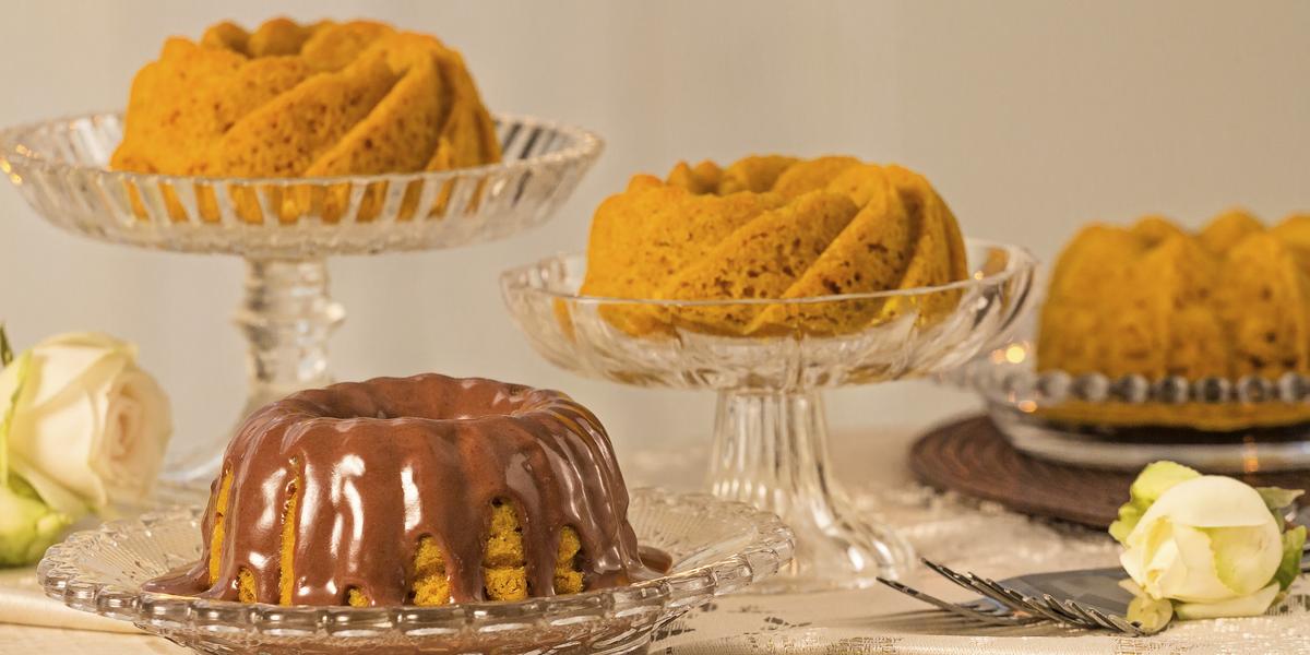 Capa: Bolo de cenoura Fofinho Bolo de cenoura fofinho: vários bolos de cenoura,1 deles com cobertura de chocolate
