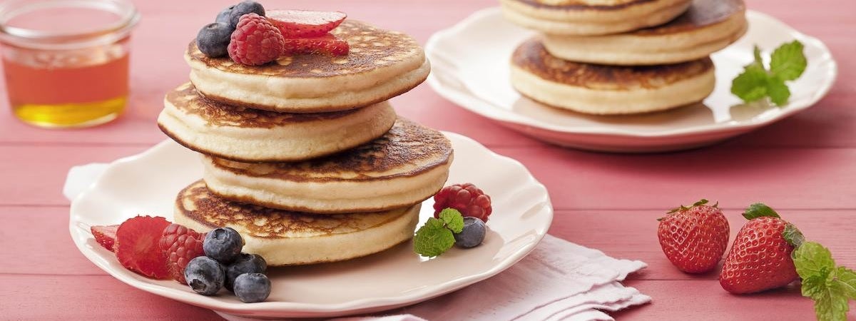 Panquecas Panquecas com frutas no prato