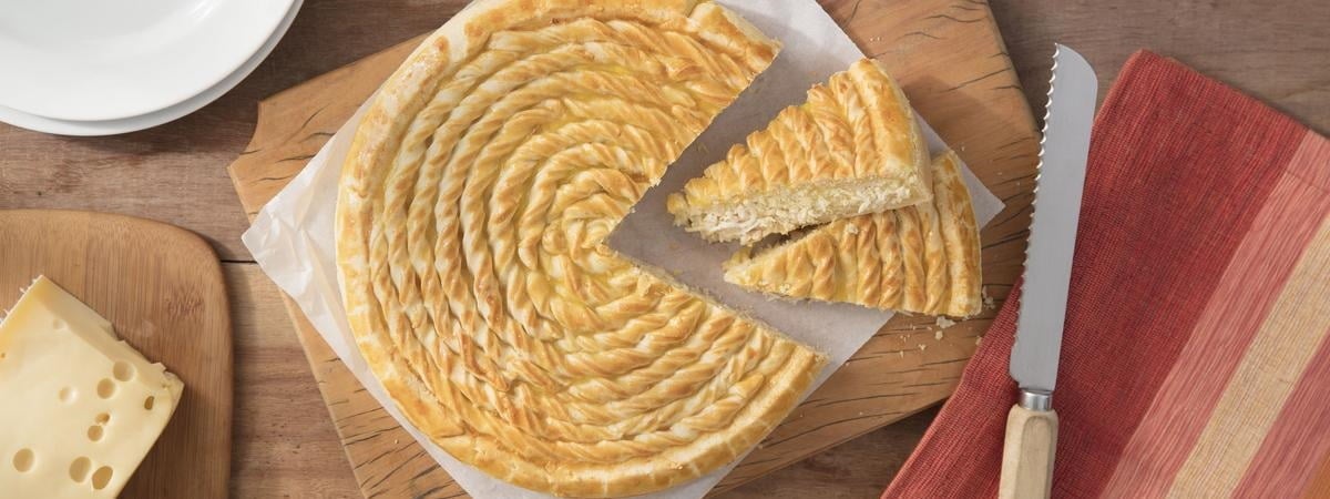 Capa: Torta de Frango Torta de Frango com um pedaço cortado