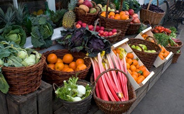 Na foto temos uma bancada de frutas, verduras e legumes típicos do mês de Julho. Na foto temos uma bancada de frutas, verduras e legumes típicos do mês de Julho.