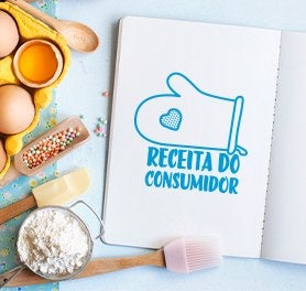 Balcão com ovos, confeitos, pote com farinha, espátulas e caderno de receitas. Balcão com ovos, confeitos, pote com farinha, espátulas e caderno de receitas.