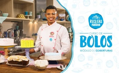 Imagem de um rapaz com uniforme branco, atrás de uma bancada com bolos e ao lado os dizeres com o nome do curso e os logos Imagem de um rapaz com uniforme branco, atrás de uma bancada com bolos e ao lado os dizeres com o nome do curso e os logos