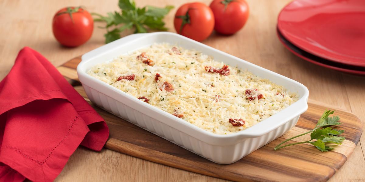 Arroz de forno Refratário com arroz feito no forno e queijo por cima