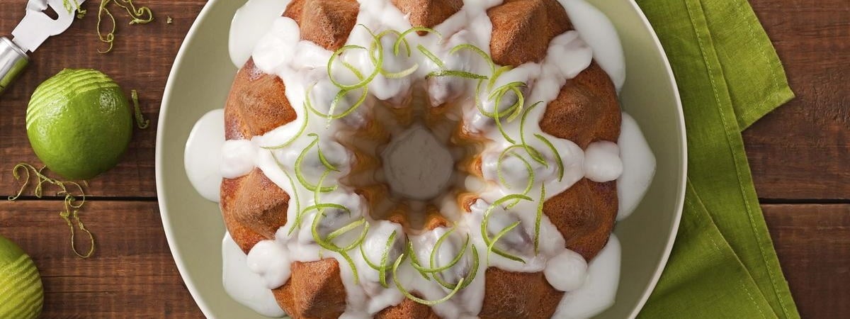 Bolo com calda e raspas de limão visto por cima Bolo fofinho
