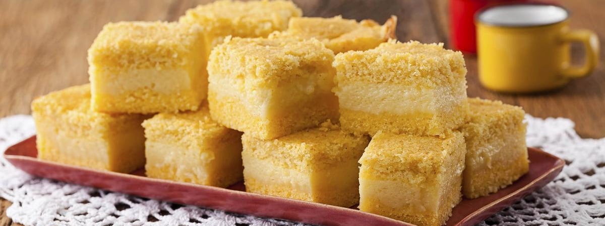 Capa: Bolo de fubá Prato com vários pedaços de bolo de fubá