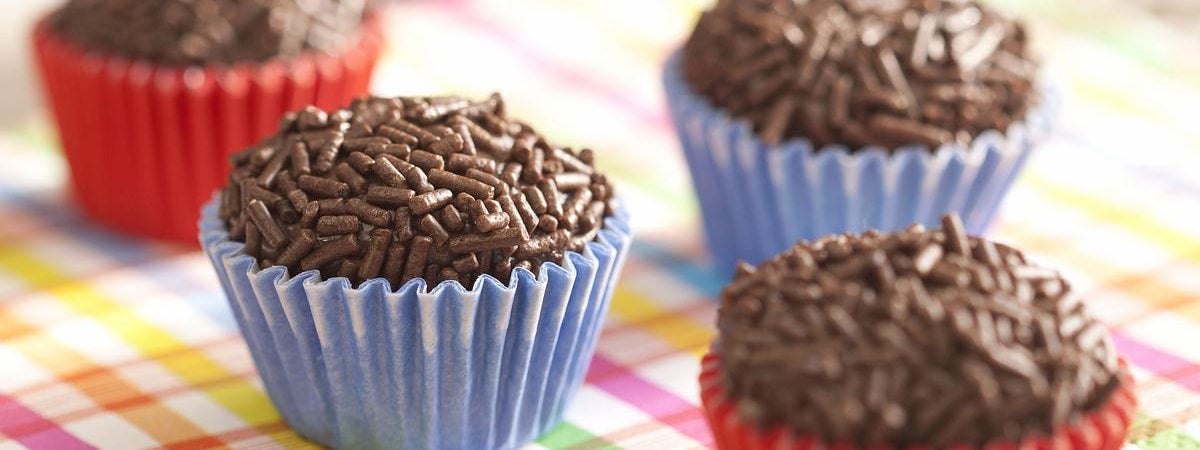 Capa: Dia do Brigadeiro 4 brigadeiros dentro da forminha