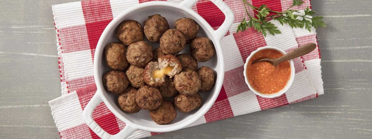 Capa: Carne moída Panela com vários bolinhos de carne moída recheados com queijo. À direita um molho e, abaixo, um pano xadrez (Vermelho e bran
