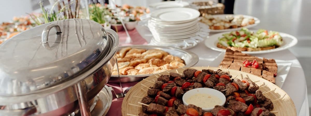 Capa: receitas rápidas Banquete com espetinhos de carne, torradas, saladas e diversos outros pratos.