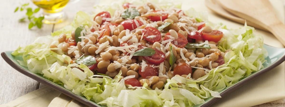 Capa: Saladas Prato quadrado com salada de alface com grão-de-bico, tomates cereja e queijo ralado