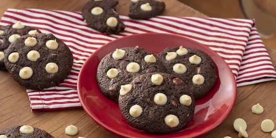 Receitas de cookie:  cookies de chocolate com gotas de chocolate branco nestle