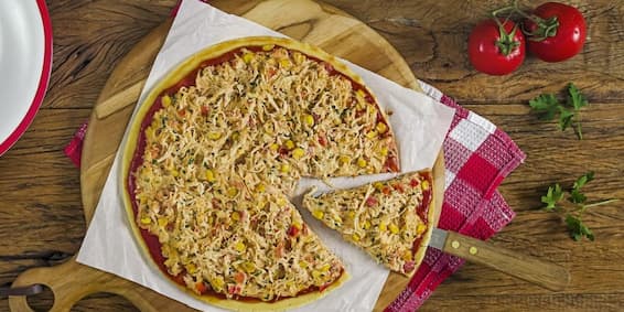 Maionese caseira: pizza de liquidificador de frango com milho