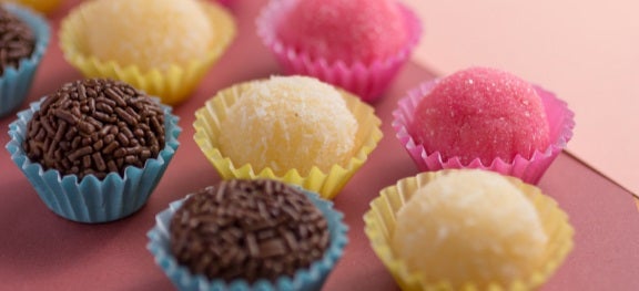 Fileirinhas de diferentes tipos de docinho: brigadeiros, beijinhos e de morango. Fileirinhas de diferentes tipos de docinho: brigadeiros, beijinhos e de morango.