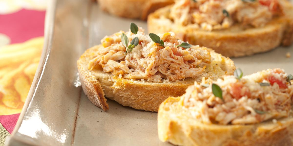 Antepasto: Bruschettas com Frango Desfiado