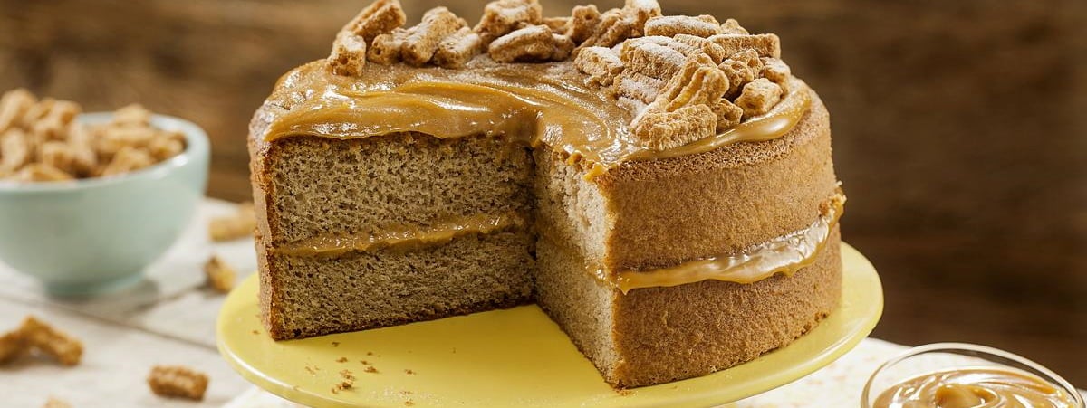 Capa: Dia do doce de leite Bolo de doce de leite sobre uma forma amarela