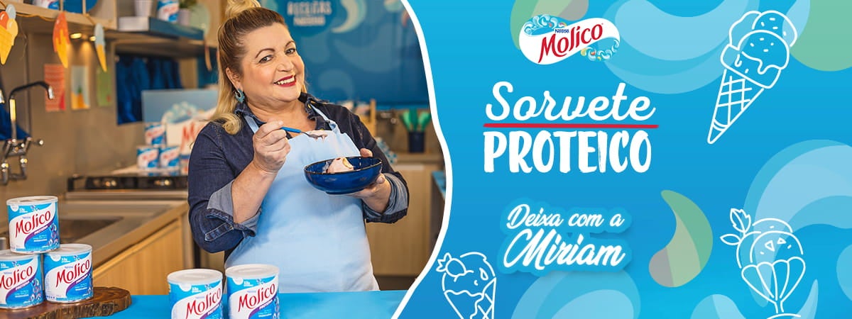 Imagem de uma mulher loira com um avental azul e a receita em mãos e à direita os dizeres com nome do programa e da receita Imagem de uma mulher loira com um avental azul e a receita em mãos e à direita os dizeres com nome do programa e da receita