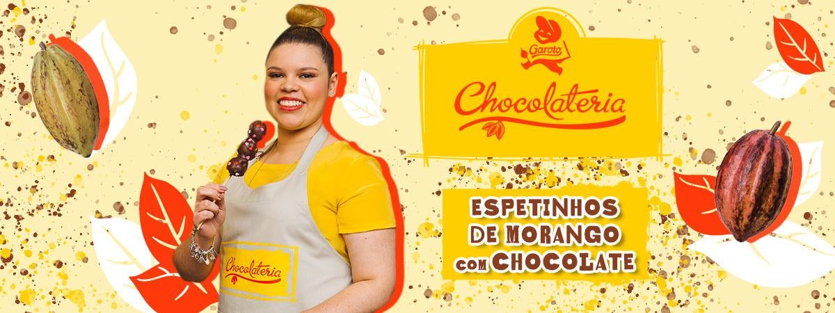 Chocolateria: Espetinhos de Morango com Chocolate Imagem em tons de amarelo de uma menina com cabelo preso à esquerda e os dizeres do programa à direita e desenhos de cacau