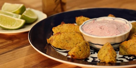 Antepasto: bolinho bacalhau com tapenade