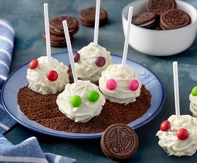 Imagem de um prato com popcakes decorados como múmias