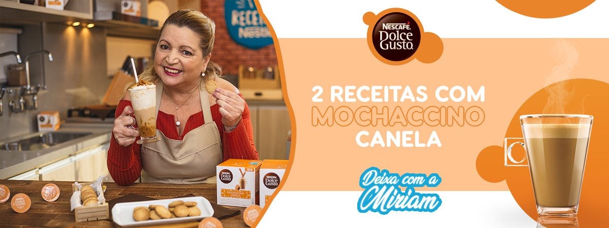 2 Receitas com Mochaccino Canela Montagem de uma mulher com uma xícara e biscoito na mão e os dizeres com o nome do vídeo e da marca à direita em tons claros