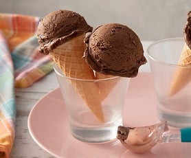Imagem de um copo com duas casquinhas de sorvete de café e chocolate