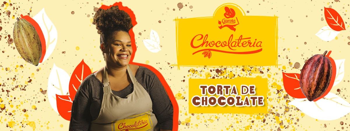 Chocolateria: Torta de Morango com Chocolate da Nathalia Imagem em tons de amarelo de uma menina com cabelos pretos à esquerda e os dizeres do programa à direita e desenhos de cacau