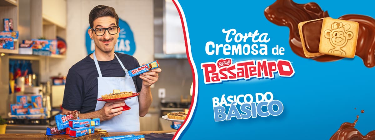Imagem de um rapaz alto com uma torta e um avental azul à esquerda e à direita o nome do programa em letras vermelhas Imagem de um rapaz alto com uma torta e um avental azul à esquerda e à direita o nome do programa em letras vermelhas