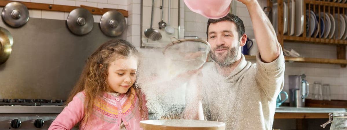 Dia das Crianças: pai cozinhando com a filha