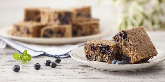 Dia Mundial do Combate ao Diabetes: Bolo integral de banana e blueberry sem açúcar e sem lactose