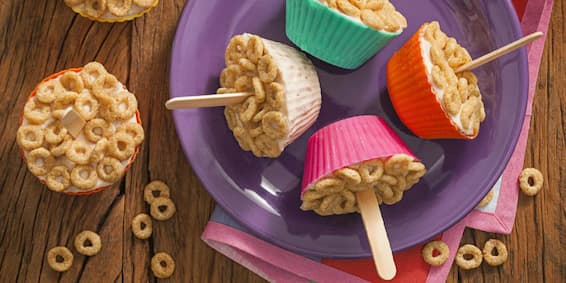 Dia das Crianças: Geladinho de Iogurte e banana com cereal cheerios mel