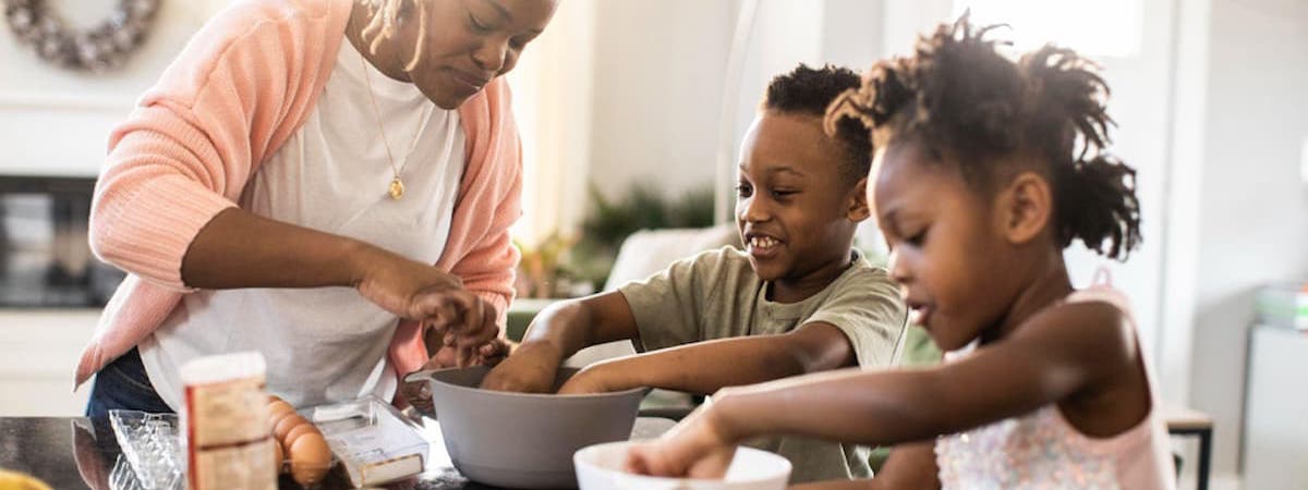 Mês das Crianças: mãe cozinhando com os filhos