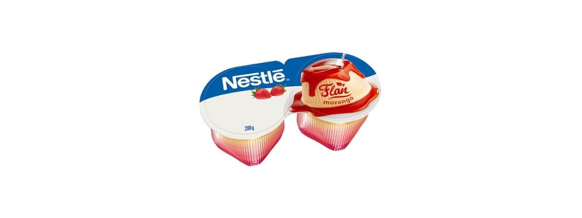 Flan Nestlé com calda de Morango