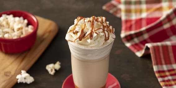 Capuccino com pipoca e doce de leite