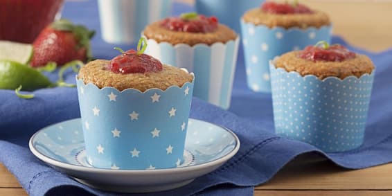 Receitas com geleia: Bolinho de limão com chia e geleia de morango