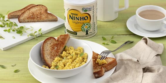 Receitas com leite em pó: Toast de ovos mexidos e ninho