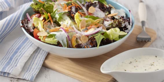 Receitas com iogurte: Salada de Folhas Especial com Molho de Iogurte Natural