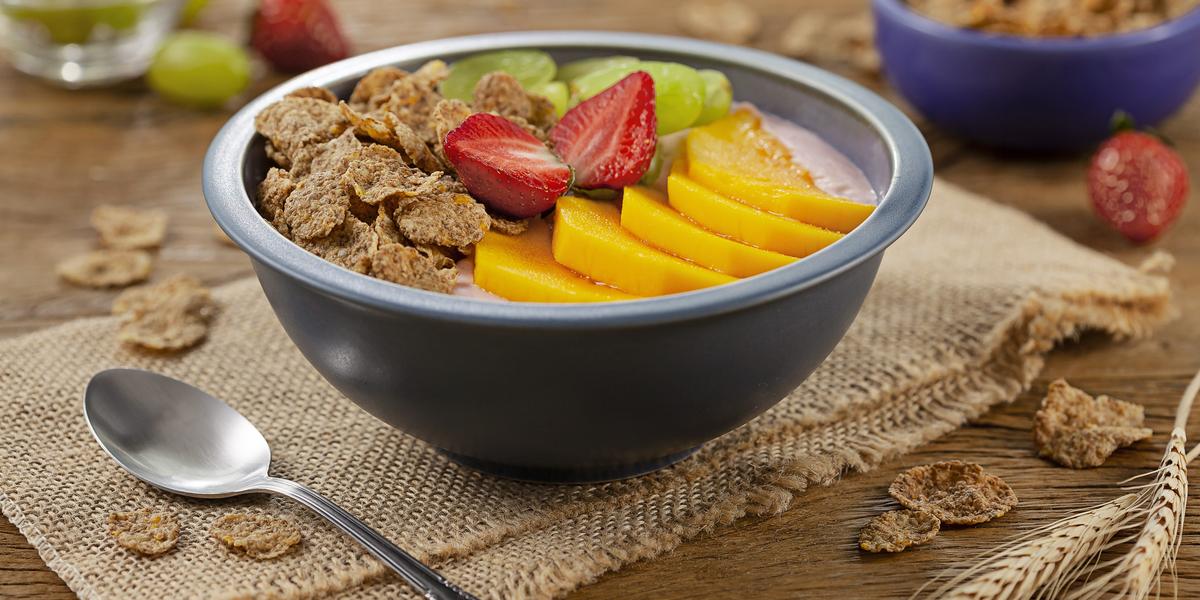 Receitas com iogurte: Poke de Iogurte com Frutas e Cereal