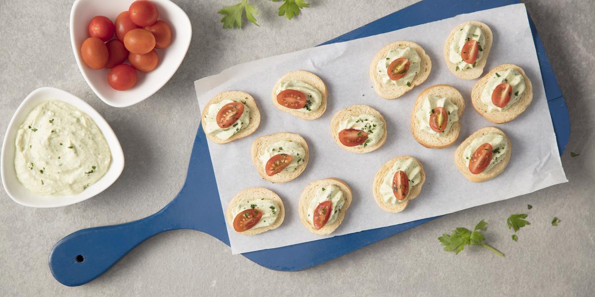 Receitas de Petisco: Canapé de Requeijão e Abacate