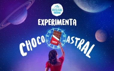 Imagem em tom roxo do céu com alguns planetas, uma barra de chocolate ao centro e um mulher com um braço levantado e dizeres