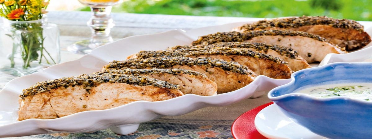 Posta de Peixe com Crosta de grãos e Creme de Iogurte Posta de Peixe com Crosta de grãos e Creme de Iogurte