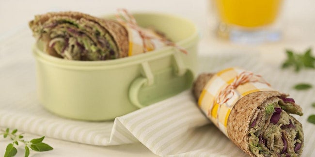 Wrap Integral com Pasta de Rúcula, Repolho Roxo e Frango