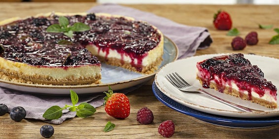 Cheesecake de Iogurte Grego com Calda de Frutas Vermelhas e Manjericão