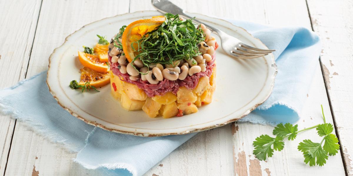 Salada de banana-da-terra, feijão-fradinho, carne-seca e couve-manteiga Salada de banana-da-terra, feijão-fradinho, carne-seca e couve-manteiga