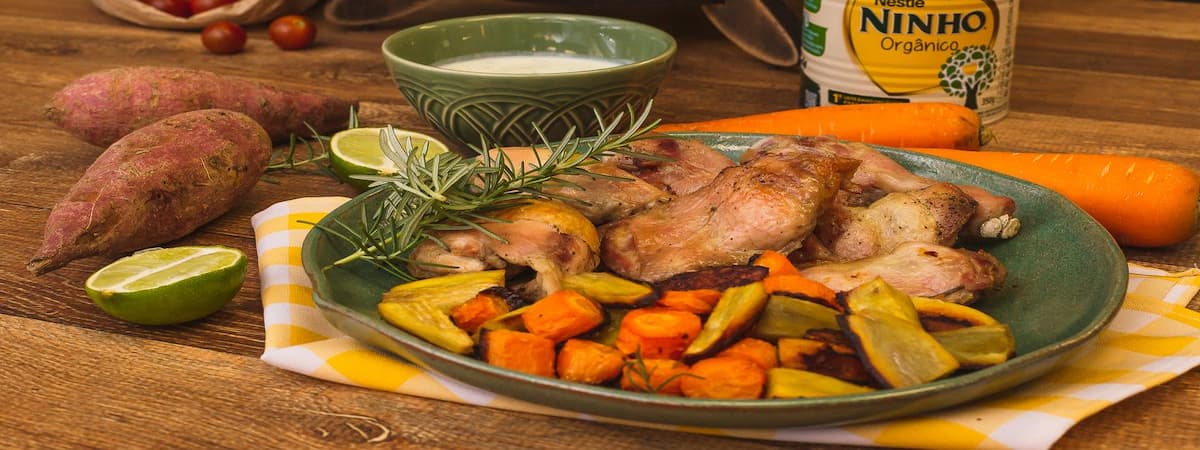 Frango com Legumes Orgânicos e Molho de Ninho e Limão Frango com Legumes Orgânicos e Molho de Ninho e Limão