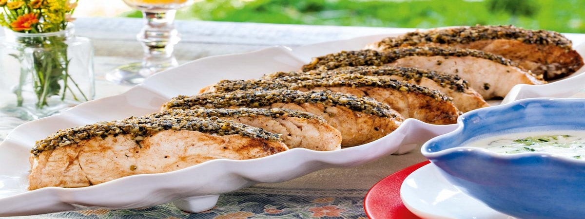 Posta de Peixe com Crosta de grãos e Creme de Iogurte Posta de Peixe com Crosta de grãos e Creme de Iogurte