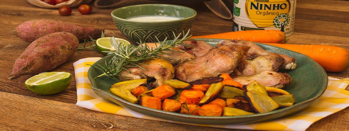 Frango com Legumes Orgânicos e Molho de Ninho e Limão Frango com Legumes Orgânicos e Molho de Ninho e Limão