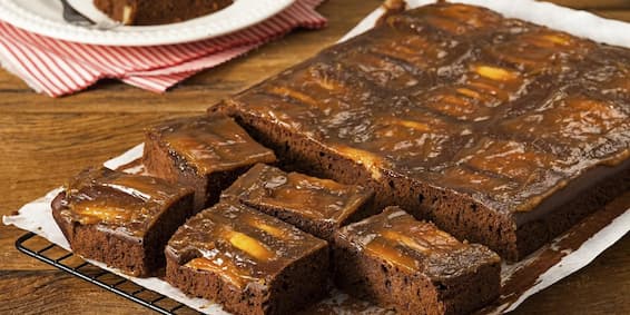 Bolo de Chocolate e Maçã com Calda de Caramelo Cremoso