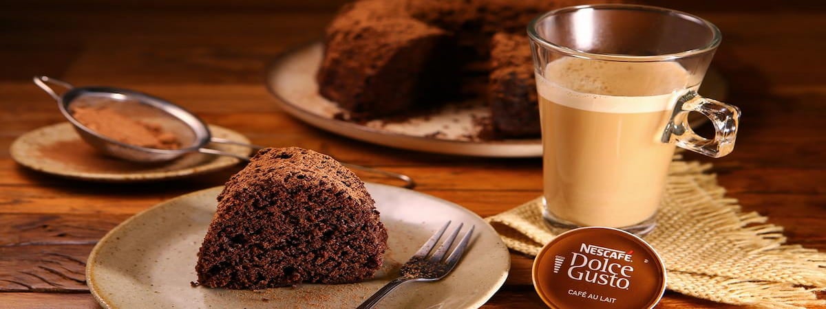 Bolo de Chocolate com Morango Simples e Gostoso (Receita Fácil e Completa)  - Maravilha de Sabor