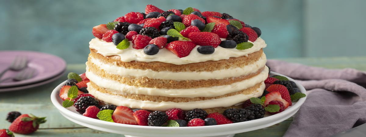 Bolo Pelado (Naked Cake) com Morangos Bolo Pelado (Naked Cake) com Morangos