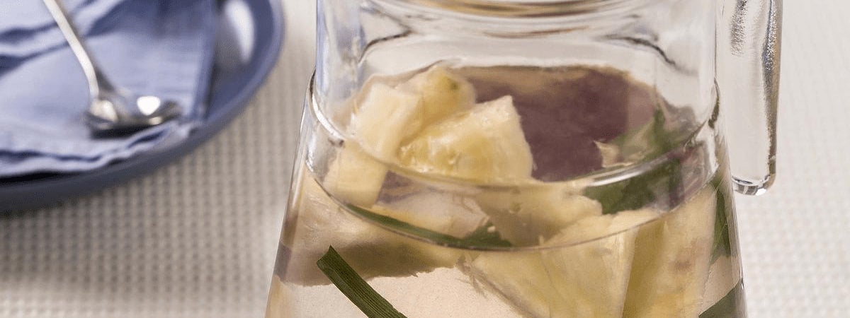 Água Aromatizada de Capim-santo e Abacaxi Água Aromatizada de Capim-santo e Abacaxi
