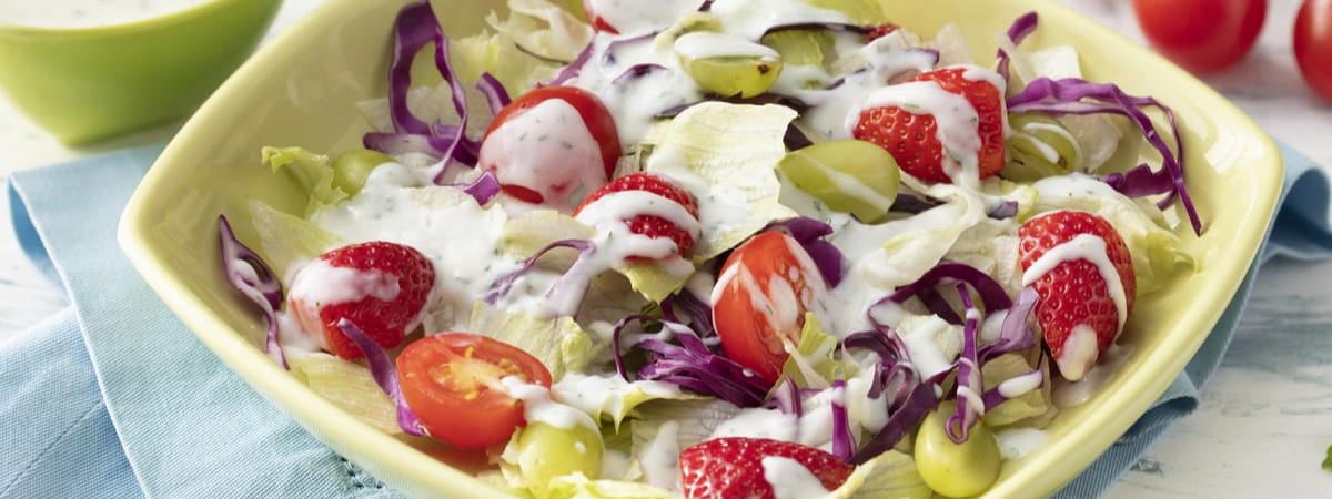 Salada com Molho Refrescante e Frutas